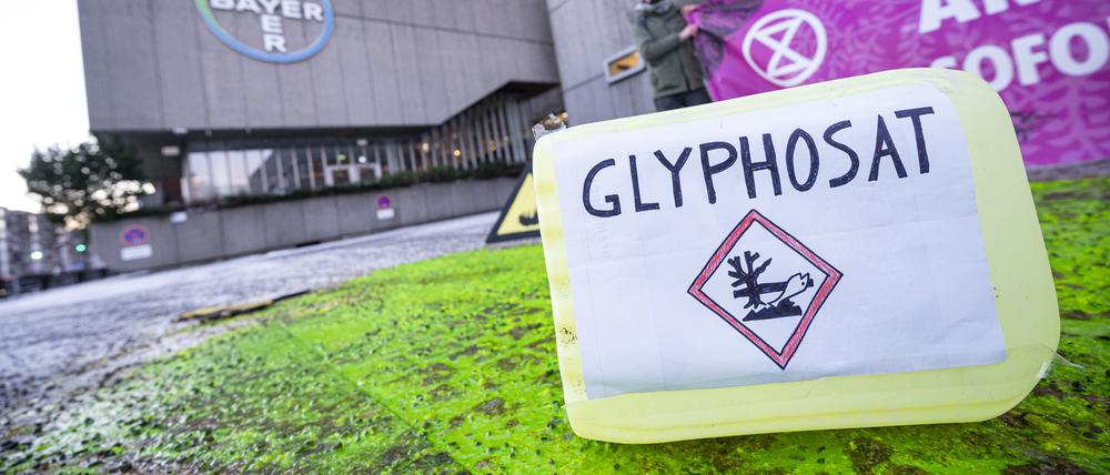 Ein Plastikcontainer mit der Aufschrift „Glyphosat“ steht bei einer Protestaktion vor dem Eingang des Chemiekonzerns Bayer.