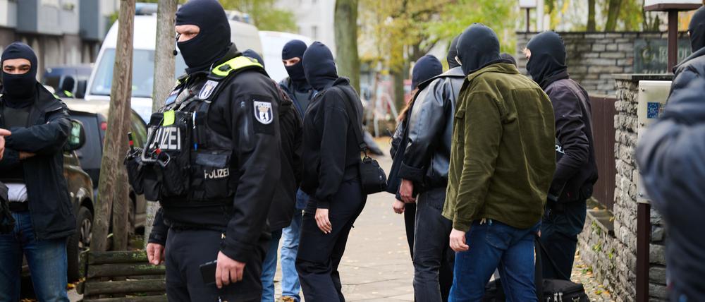Polizisten und andere Personen verlassen das Anwesen eines Gebäudes in Neukölln. Im Rahmen von Ermittlungsmaßnahmen gegen das «Islamische Zentrum Hamburg» (IZH) sind am Donnerstag 54 Objekte in sieben Bundesländern durchsucht worden. Das teilte das Bundesinnenministerium am Morgen mit. 