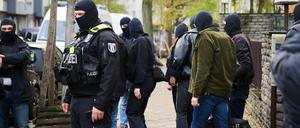 Polizisten und andere Personen verlassen das Anwesen eines Gebäudes in Neukölln. Im Rahmen von Ermittlungsmaßnahmen gegen das «Islamische Zentrum Hamburg» (IZH) sind am Donnerstag 54 Objekte in sieben Bundesländern durchsucht worden. Das teilte das Bundesinnenministerium am Morgen mit. 