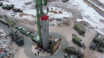 Russland, Region Orenburg am 18. November 2022: Eine Rakete wird in ein Abschusssilo geladen.