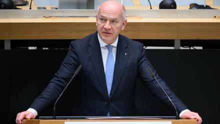 Kai Wegner (CDU), Regierender Bürgermeister von Berlin, spricht bei der Gedenkstunde von Senat und Abgeordnetenhaus zum 85. Jahrestag der Novemberpogrome 1938 vor der Plenarsitzung im Berliner Abgeordnetenhaus.