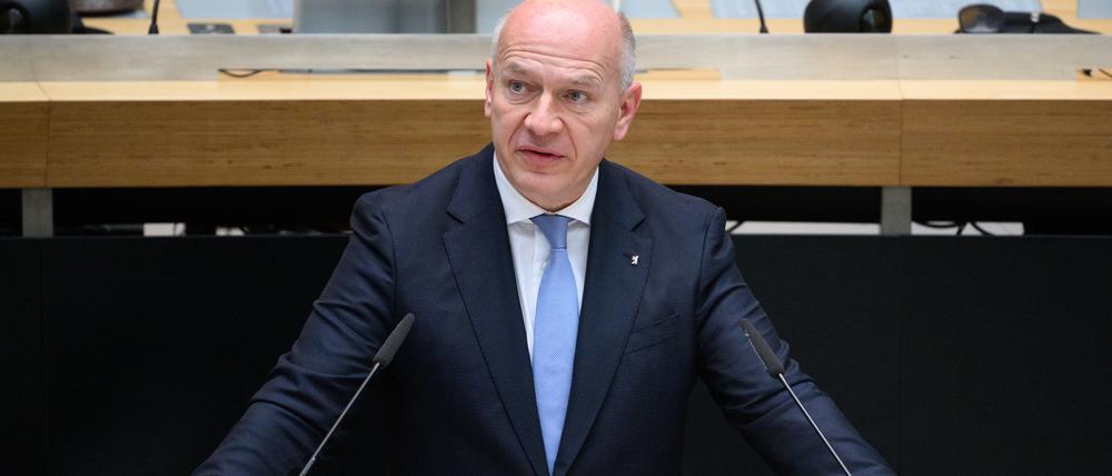Kai Wegner (CDU), Regierender Bürgermeister von Berlin, spricht bei der Gedenkstunde von Senat und Abgeordnetenhaus zum 85. Jahrestag der Novemberpogrome 1938 vor der Plenarsitzung im Berliner Abgeordnetenhaus.
