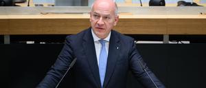 Kai Wegner (CDU), Regierender Bürgermeister von Berlin, spricht bei der Gedenkstunde von Senat und Abgeordnetenhaus zum 85. Jahrestag der Novemberpogrome 1938 vor der Plenarsitzung im Berliner Abgeordnetenhaus.