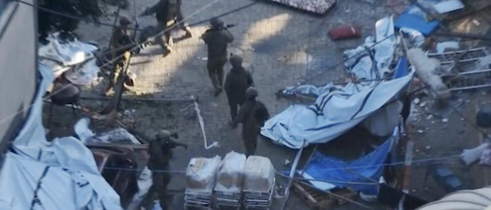 Israels Streitkräfte operieren auch in Gazas größter Klinik, dem Al-Schifa-Krankenhaus. Zwei Leichen von Geiseln sollen nun in der Nähe der Klinik geborgen worden sein. 
