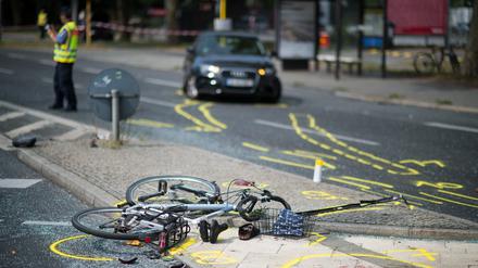 Polizisten sichern Spuren eines schweren Verkehrsunfalls in Berlin. 