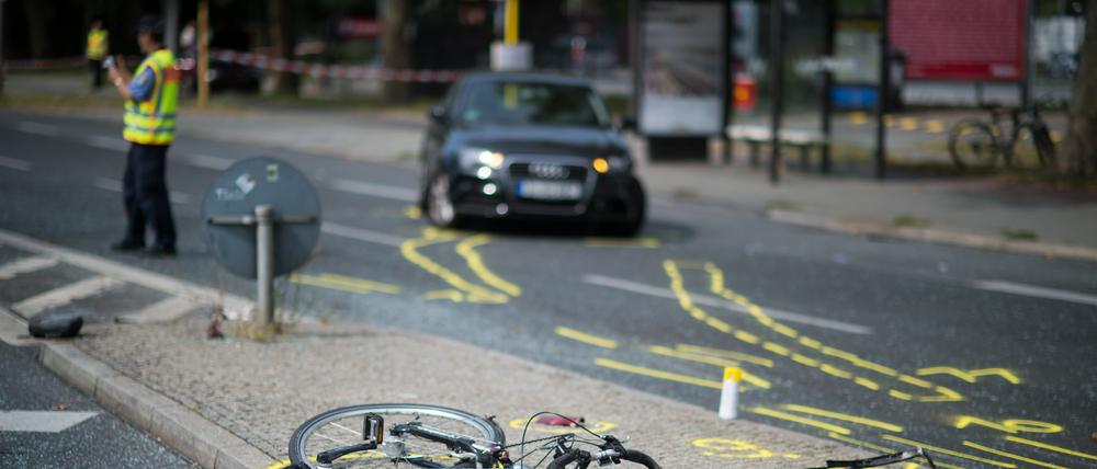 Polizisten sichern Spuren eines schweren Verkehrsunfalls in Berlin. 