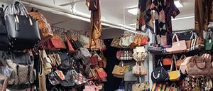 Taschen, Textilien, teilweise täuschend echt nachgemacht, aber eben falsch. Den Verantwortlichen drohen lange Haftstrafen.