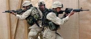 US-Soldaten trainieren in Bagdad den Häuserkampf. 