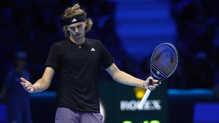 Der deutsche Tennisprofi, Alexander Zverev, ist nicht gerade erfreut darüber, dass sein Weiterkommen ausgerechnet von Daniil Medvedev abhängt.