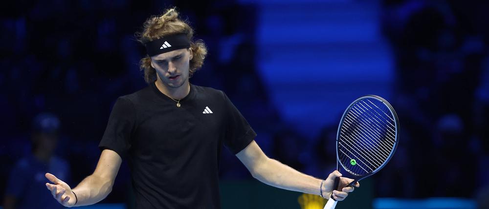 Der deutsche Tennisprofi, Alexander Zverev, ist nicht gerade erfreut darüber, dass sein Weiterkommen ausgerechnet von Daniil Medvedev abhängt.