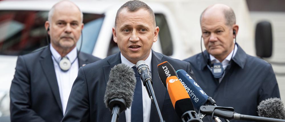 Andriy Dranchuk (M), Bürgermeister von Khotyn, gibt im Beisein von Bundeskanzler Olaf Scholz (SPD, r), und Thomas Schmidt (SPD), Bürgermeister von Teltow, ein Pressestatement.