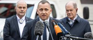 Andriy Dranchuk (M), Bürgermeister von Khotyn, gibt im Beisein von Bundeskanzler Olaf Scholz (SPD, r), und Thomas Schmidt (SPD), Bürgermeister von Teltow, ein Pressestatement.