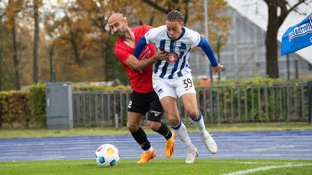 Derry Scherhant (rechts) war an drei der vier Tore von Hertha BSC beteiligt.