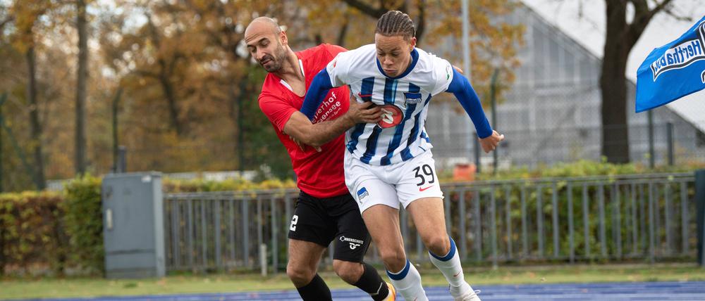 Derry Scherhant (rechts) war an drei der vier Tore von Hertha BSC beteiligt.