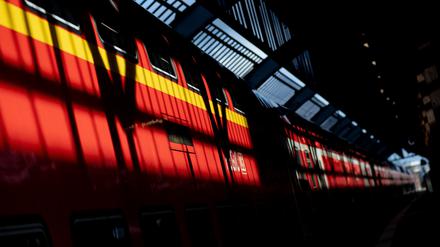 Die kommenden zwei Wochen werden für viele Menschen Einschränkungen im Alltag bringen, nicht nur im Bahnverkehr.