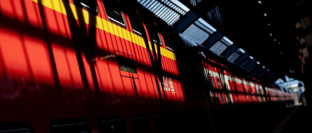Die kommenden zwei Wochen werden für viele Menschen Einschränkungen im Alltag bringen, nicht nur im Bahnverkehr.