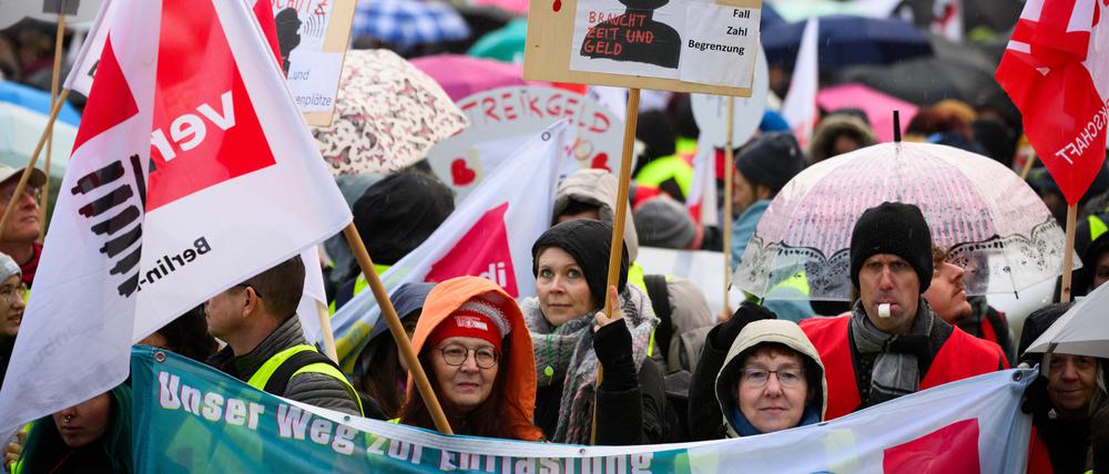 Gewerkschafter und Beschäftigte im Sozial-und Erziehungsdienst demonstrieren vor dem Berliner Abgeordnetenhaus. (Archivbild)