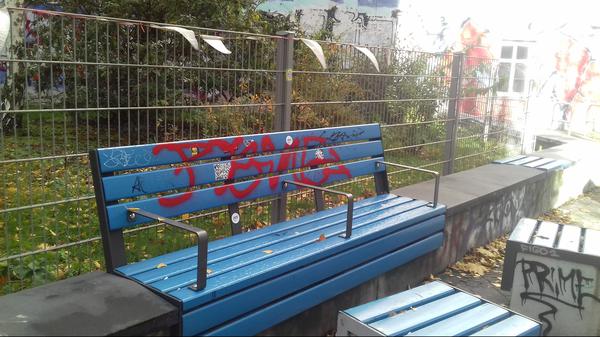 Verbügelte Sitzbank in der Choriner Straße.