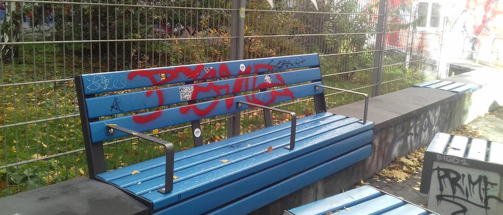 Verbügelte Sitzbank in der Choriner Straße.