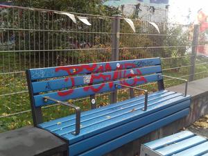 Verbügelte Sitzbank in der Choriner Straße.