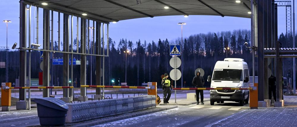 Ein Auto steht an der Grenzstation Nuijamaa zwischen Russland und Finnland.