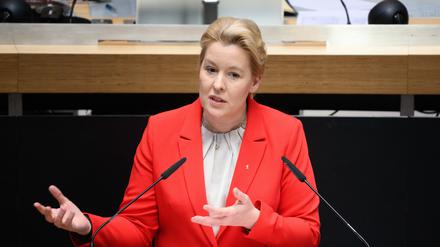 16.11.2023, Berlin: Franziska Giffey (SPD), Berliner Senatorin für Wirtschaft, Energie und Betriebe, spricht bei der Plenarsitzung im Berliner Abgeordnetenhaus. In der Aktuellen Stunde beschäftigt sich das Parlament mit der Krise des österreichischen Immobilienkonzerns Signa und den Folgen für Signa-Bauprojekte in der Bundeshauptstadt. Foto: Bernd von Jutrczenka/dpa +++ dpa-Bildfunk +++