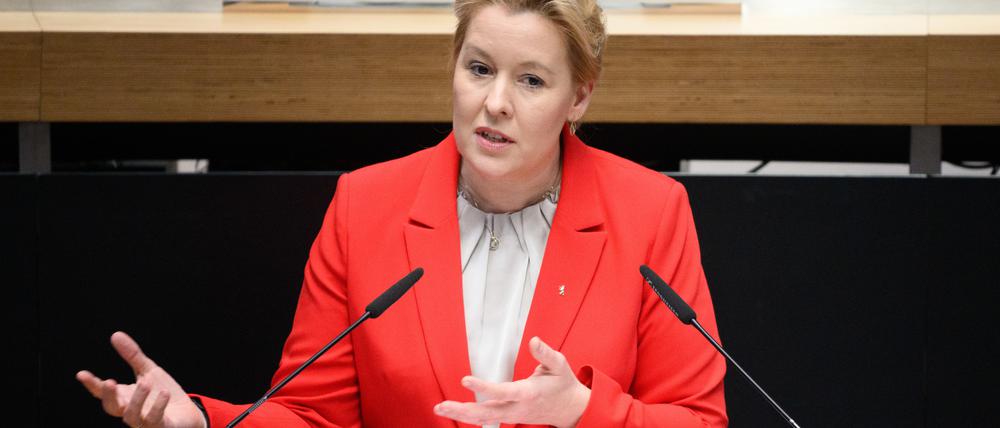 16.11.2023, Berlin: Franziska Giffey (SPD), Berliner Senatorin für Wirtschaft, Energie und Betriebe, spricht bei der Plenarsitzung im Berliner Abgeordnetenhaus. In der Aktuellen Stunde beschäftigt sich das Parlament mit der Krise des österreichischen Immobilienkonzerns Signa und den Folgen für Signa-Bauprojekte in der Bundeshauptstadt. Foto: Bernd von Jutrczenka/dpa +++ dpa-Bildfunk +++