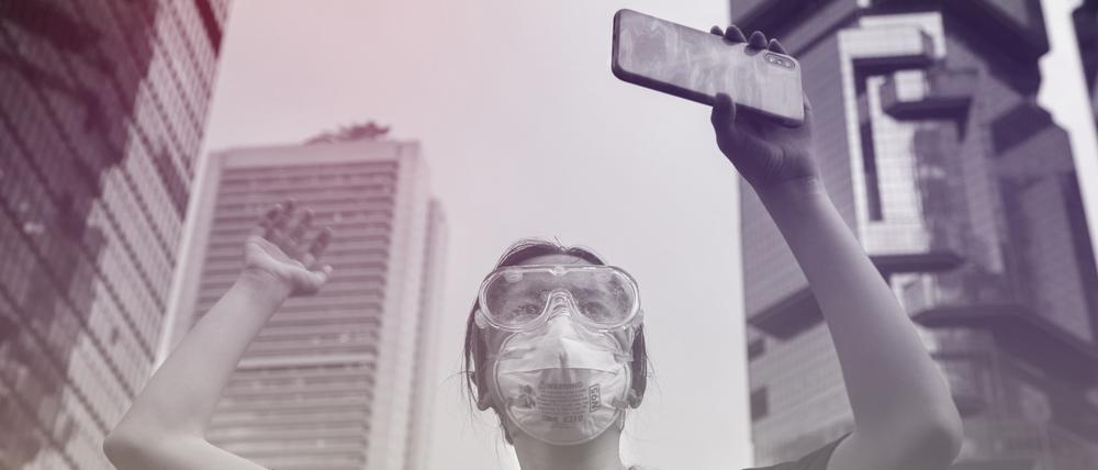 Bei Demonstrationen gehört das Smartphone inzwischen zur Grundausstattung, hier eine Szene 2019 in Hongkong.