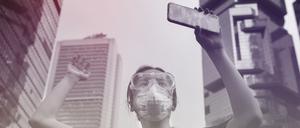 Bei Demonstrationen gehört das Smartphone inzwischen zur Grundausstattung, hier eine Szene 2019 in Hongkong.