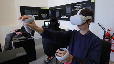 Mit der VR-Brille kann man in den Erlebnisbericht von Gerhart Seger aus dem Konzentrationslager Oranienburg eintauchen. Alle vier Prototypen des Projekts Spur.Lab können in der Dauerausstellung im Haus der Brandenburgisch-Preußischen Geschichte (HBPG) ausprobiert werden.