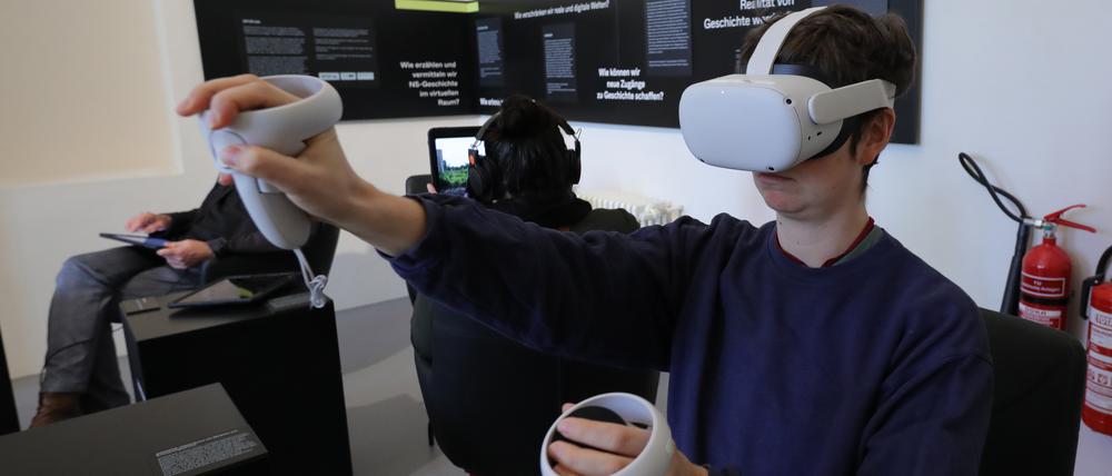Mit der VR-Brille kann man in den Erlebnisbericht von Gerhart Seger aus dem Konzentrationslager Oranienburg eintauchen. Alle vier Prototypen des Projekts Spur.Lab können in der Dauerausstellung im Haus der Brandenburgisch-Preußischen Geschichte (HBPG) ausprobiert werden.