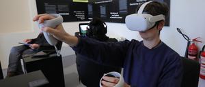 Mit der VR-Brille kann man in den Erlebnisbericht von Gerhart Seger aus dem Konzentrationslager Oranienburg eintauchen. Alle vier Prototypen des Projekts Spur.Lab können in der Dauerausstellung im Haus der Brandenburgisch-Preußischen Geschichte (HBPG) ausprobiert werden.
