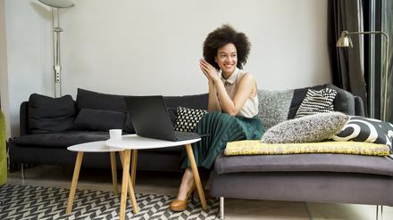 Attractive young curly hair woman working on laptop at home
Verwendung nur online für "Themenspezial Bühne"