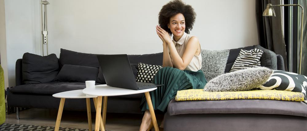 Attractive young curly hair woman working on laptop at home
Verwendung nur online für "Themenspezial Bühne"