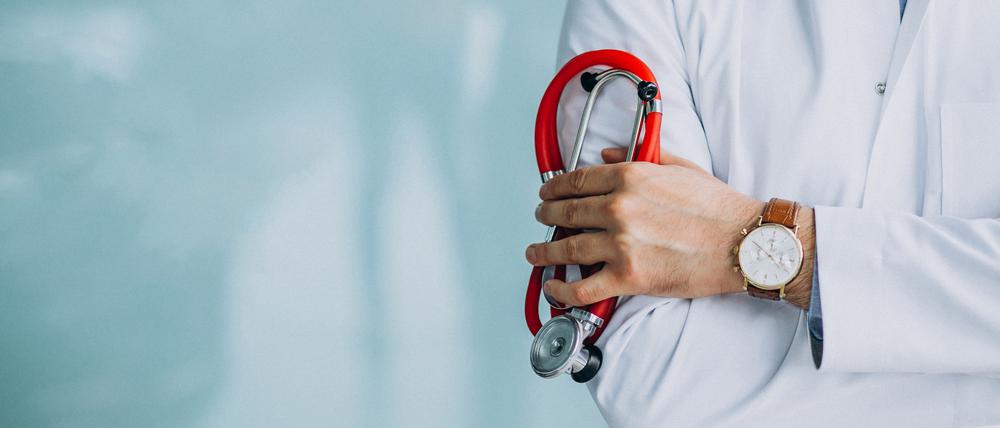 Young handsome physician in a medical robe with stethoscope
Verwendung nur online für "Themenspezial Bühne"