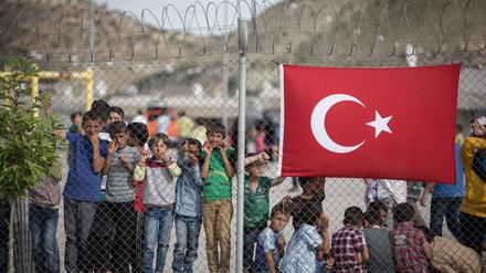 Flüchtlingskinder stehen hinter einem Zaun im Nizip-Flüchtlingslager in Gaziantep in der Türkei.