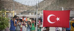 Flüchtlingskinder stehen hinter einem Zaun im Nizip-Flüchtlingslager in Gaziantep in der Türkei.