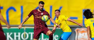 Rufat Dadashov (am Ball im Zweikampf mit Lok Leipzigs Luca Sirch) spielt mit dem BFC Dynamo beim Berliner AK.    