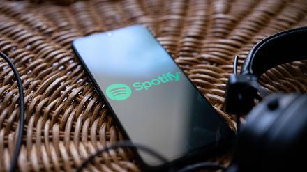 Music And Sound Streaming Platforms Stock Photos Headphones connected to a mobile phone with the logo of Spotify on its screen. Athens Greece PUBLICATIONxNOTxINxFRA Copyright: xNikosxPekiaridisx originalFilename: pekiaridis-notitle230716_npP7k.jpg
