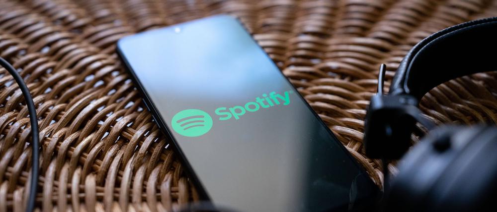 Music And Sound Streaming Platforms Stock Photos Headphones connected to a mobile phone with the logo of Spotify on its screen. Athens Greece PUBLICATIONxNOTxINxFRA Copyright: xNikosxPekiaridisx originalFilename: pekiaridis-notitle230716_npP7k.jpg