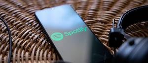 Music And Sound Streaming Platforms Stock Photos Headphones connected to a mobile phone with the logo of Spotify on its screen. Athens Greece PUBLICATIONxNOTxINxFRA Copyright: xNikosxPekiaridisx originalFilename: pekiaridis-notitle230716_npP7k.jpg