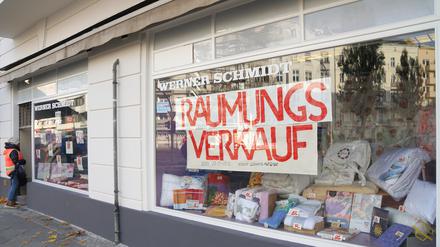 Seit Jahren geschlossener Laden in Berlins City West hat plötzlich Räumungsverkauf.
