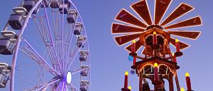 Potsdamer Weihnachtsmarkt Blauer Lichterglanz mit Riesenrad auf dem Bassinplatz. 