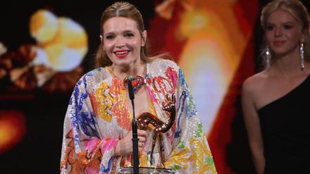 Die Schauspielerin Karoline Herfurth mit dem Bambi.