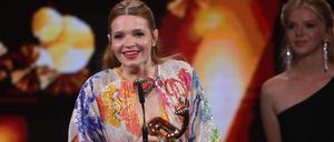 Die Schauspielerin Karoline Herfurth mit dem Bambi.