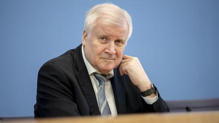 Horst Seehofer (CSU), Bundesminister für Inneres, Heimat und Bau, spricht auf der Bundespressekonferenz.