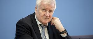 Horst Seehofer (CSU), Bundesminister für Inneres, Heimat und Bau, spricht auf der Bundespressekonferenz. 