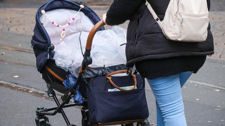 Eine Frau mit Kinderwagen (Archivbild).