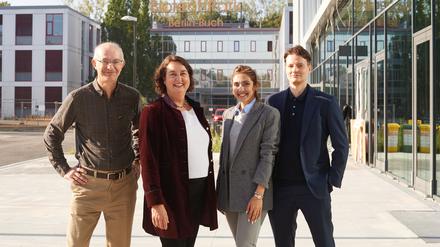 Thomas Eichinger, Merle Fuchs, Ida Shaef, Thomas Hiller (v. l. n. r.) von der Firma Pramomolecular, die in Pankow-Buch sitzt. Das Unternehmen hofft, mit seiner Entwicklung zur Heilung von Dickdarmkrebs oder Bauchspeicheldrüsenkrebs beitragen zu können.