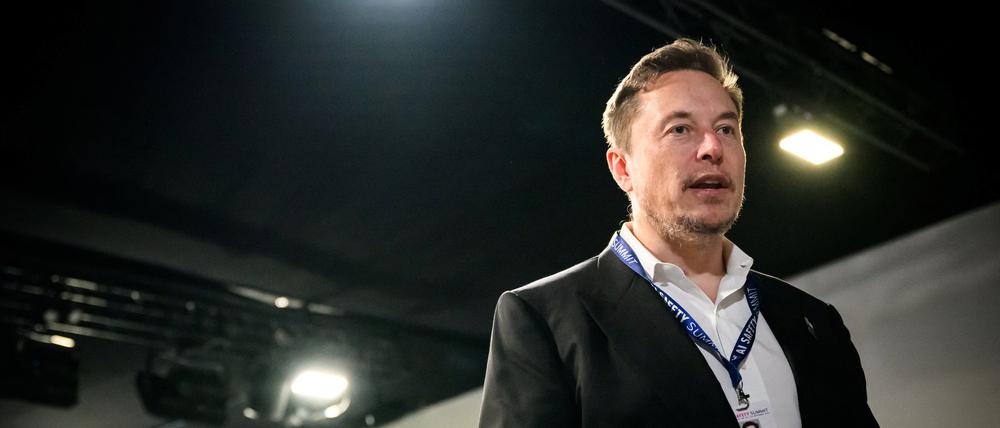 Elon Musk, CEO von Tesla, X (früher bekannt als Twitter) und SpaceX, spricht mit Medienvertretern während des KI-Sicherheitsgipfels in Bletchley Park in Bletchley, Großbritannien.